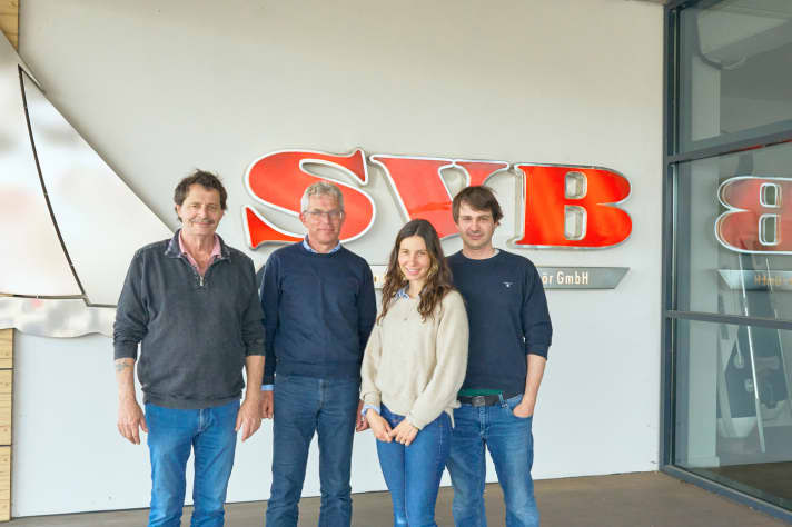 Das SVB-Führungs-Team mit Thomas Stamann (l.), Judith Stamann und Andreas Stamann (r.) sowie mit dem alten und neuen Filialleiter in Kiel Ingo Suhr (2. v. l.)