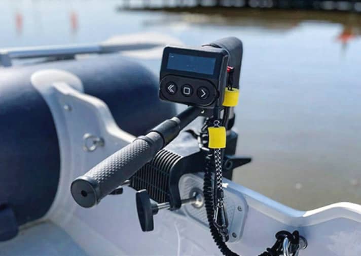 Ein praktischer Antrieb für kleine Boote zur Montage am Spiegel: Der Kicker ist extrem kompakt und leicht. Der Lithium-Akku ist integriert<a href="http://frisch.de " target="_blank" rel="noopener noreferrer nofollow">  </a>