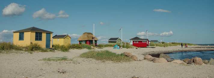 Die kleinen Badehäuschen am Strand beschreiben den dänischen Begriff „hygge“ – gemütlich – perfekt.