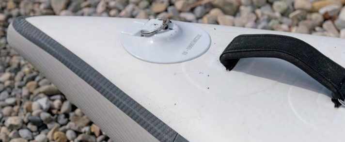 Nice detail: the paddle board has an additional eyelet on the carrying handle.