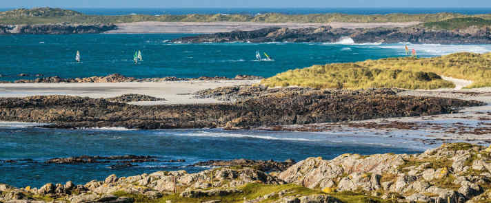 Seven windsurfers, that means rush hour on Tiree. When the island slowly fills up with bullis and you often meet each other on the island's single-lane roads - that's when the Wave Classics take place.