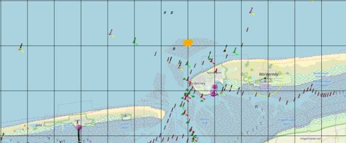 Zwischen den Fahrwassern Dovetief im Osten und Schluchter im Westen befindet sich eine große Sandbank. Die Yacht kam in etwa an der orange markierten Stelle zwischen den betonnten Fahrwassern fest | Screenshot: OpenSeaMaps
