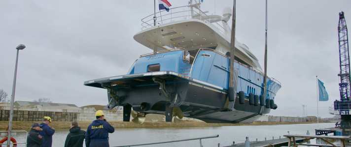 On the crane: Van der Valk added stainless steel details to the bathing platform. | s.