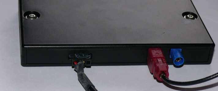   Only three connections: power on the left, red is the UMTS antenna, an external antenna for the integrated GPS receiver can be connected to the blue socket