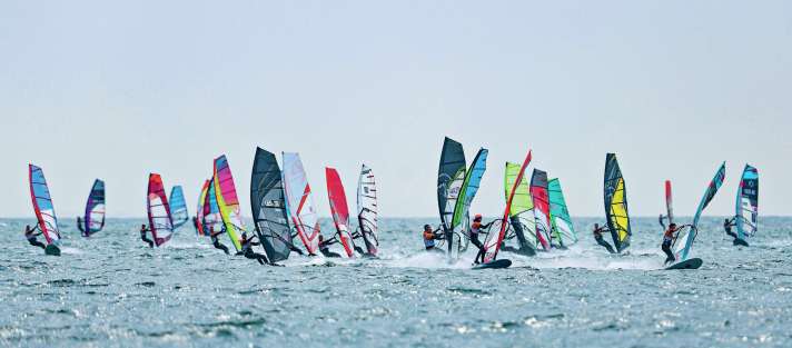 Beim Racer of the Sea steigen viele Youngsters, aber auch ältere Regattaneulinge in den Wettkampfsport ein. Die Regeln sind einfach und überschaubar.