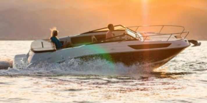 3. Sea Ray Sun Sport 230 (USA): 7,15 m lang, 2,54 m breit, Verdrängung 2200 kg. Mit 1x 250-PS-Innenborder: Preis auf Anfrage