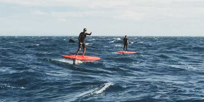 Raphael und Julien genießen Wind und Wellen als Antriebskraft