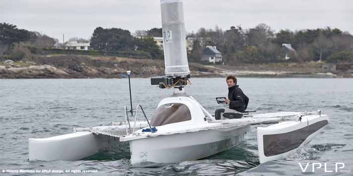   Der Versuchsträger ist ein Acht-Meter-Trimaran. Das System soll auf großen Frachtschiffe Anwendung finden sowie auch auf Segelyachten