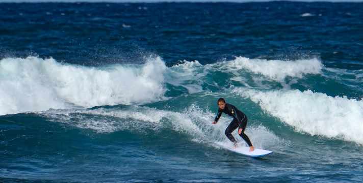 Praxistest nach vier Wochen Schleiferei:  Board schwimmt, surft und ist dicht!