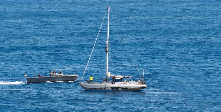 171025-N-UX013-119 OCEAN PACIFIQUE (25 oct. 2017) Des marins affectés au navire de débarquement amphibie USS Ashland (LSD 48) manœuvrent le personnel de l'embarcation de débarquement (grand) pour porter assistance à des marins en détresse. L'Ashland, qui opère dans la région Indo-Asie-Pacifique dans le cadre d'un déploiement de routine, a sauvé deux marins américains qui étaient en détresse depuis plusieurs mois après que leur voilier a eu une panne de moteur et s'est écarté de sa trajectoire initiale alors qu'il naviguait dans l'Océan Pacifique. (Photo U.S. Navy par le spécialiste de la communication de masse de 3e classe Jonathan Clay/Released)