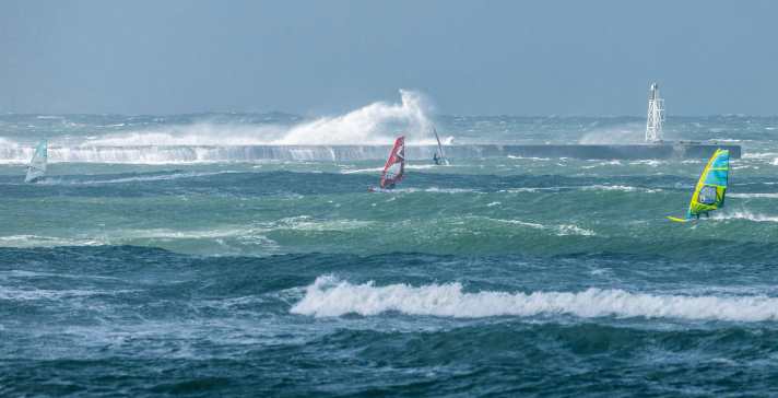 Die Nordsee kann gnadenloses Chaos liefern, doch so manche Mole, wie hier in Hanstholm, bringt Ordnung ins Durcheinander.