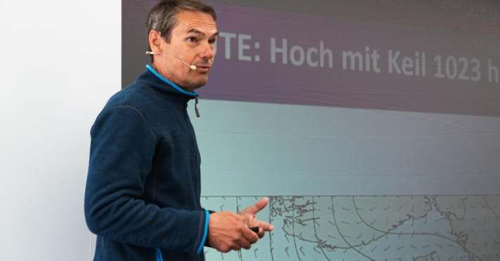 L'uomo che conosce il tempo: Meeno Schrader al briefing della Pantaenius Round Skagen Race