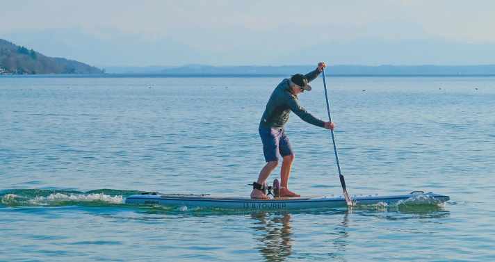 Weiterhin bei 12,5 psi aber jetzt unter insgesamt 95 Kilo Last wird etwas Durchbiegung sichtbar, das Board aber selbst bei flotter Fahrt noch lange nicht zur Banane.