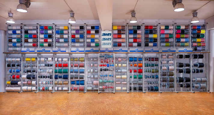   Devono essere diversi chilometri di corda. L'assortimento di corde nel negozio di Amburgo - secondo awn, la più grande parete di corde in Europa