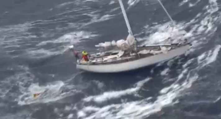   Die unter norwegischer Flagge segelnde Swan 44 "Kolibri" in schwerer See während der Rettungsaktion