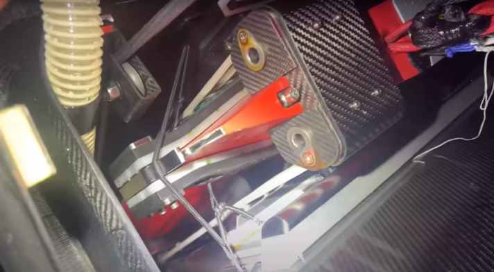According to Boris Herrmann, the three metal bolts that hold the upper part of the foil bearing together have bent and are in danger of breaking