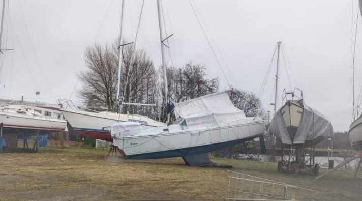   Die Plane über dem Baum bietet dem Wind viel Angriffsfläche: Der Kimmkieler wurde förmlich von seinen Lagerböcken geweht, trug aber keinen Schaden davon
