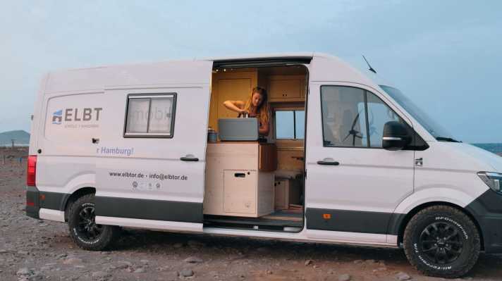 Lina's house on wheels is sponsored by the Elbtor company in Hamburg.