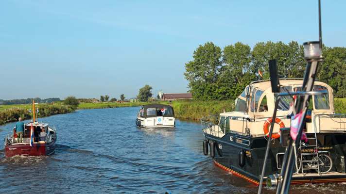 	You won't find any hustle and bustle here: travelling comfortably together on the Dokkumer Ee to Leeuwarden