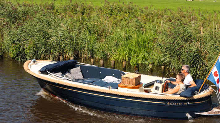 	With a packed picnic basket on board into the countryside: the popular Sloep is the perfect excursion boat for this