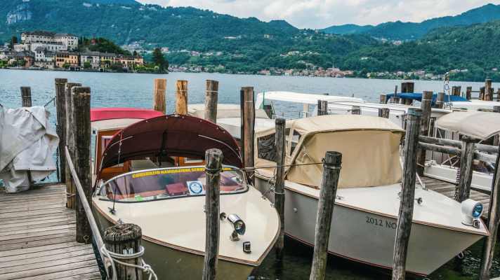 An der Uferpromenade im hübschen Hafen von Orta San Giulio (u.) warten auch Fähren zur Isola San Giulio auf Gäste