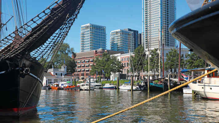 Unsere Grand Sturdy im Veerhaven von Rotterdam. Links das Hafenkontor, dahinter der noch im Bau befindliche Apartment-Turm De Zalmhaven, der 2022 fertiggestellt werden soll