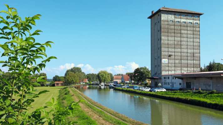 Weithin sichtbar: der Silo von Waltenheim-sur-Zorn; links davon unser Boot am öffentlichen Anleger