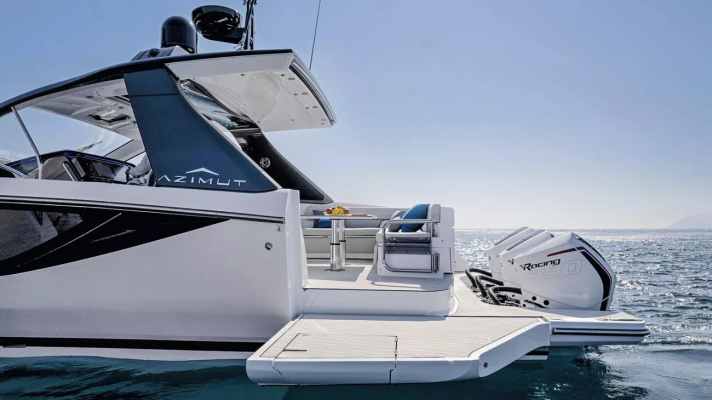 The port side wall can be transformed into an ideal bathing platform at the touch of a button