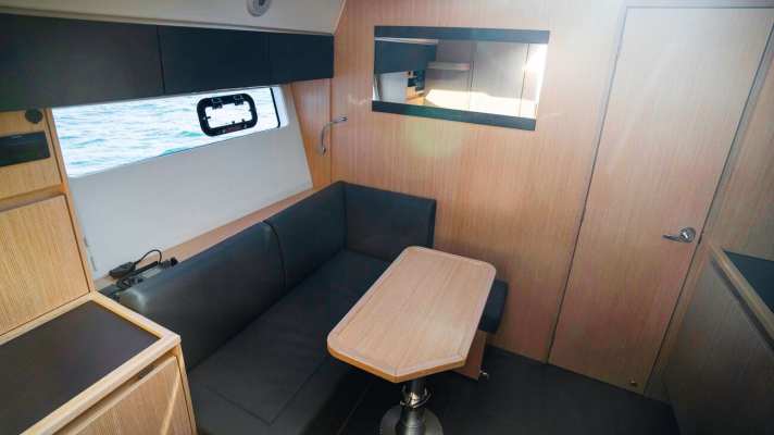 In the saloon, a very good headroom of over 1.9 metres, many windows in the hull and ceilings and light-coloured upholstery fabrics create a pleasant atmosphere