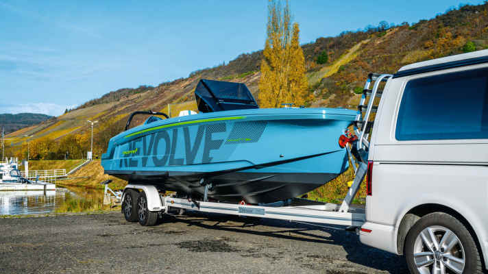As an open and slim version with an attached bimini, the Axopar 22 is easy to trailer and fits into even the shallowest winter storage spaces