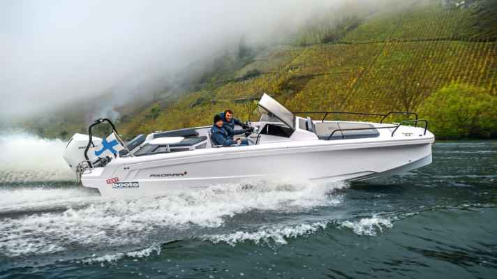 Long and narrow: The hull of the Axopar 25 has a striking length-to-width ratio, but this in no way detracts from its handling characteristics and comfort