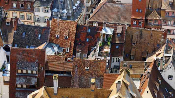 Mittelalterlich verwinkelt zeigt sich die Altstadt von Straßburg von der Aussichtsplattform des Münsters
