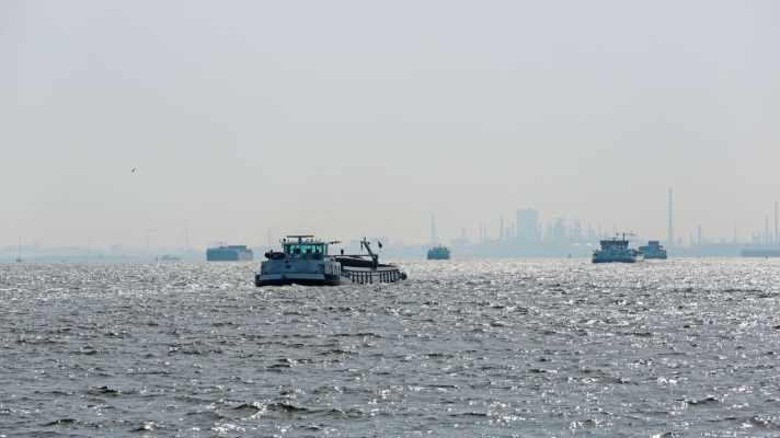 Viel los auf dem Hollands Diep vor dem Industriegebiet von Moerdijk