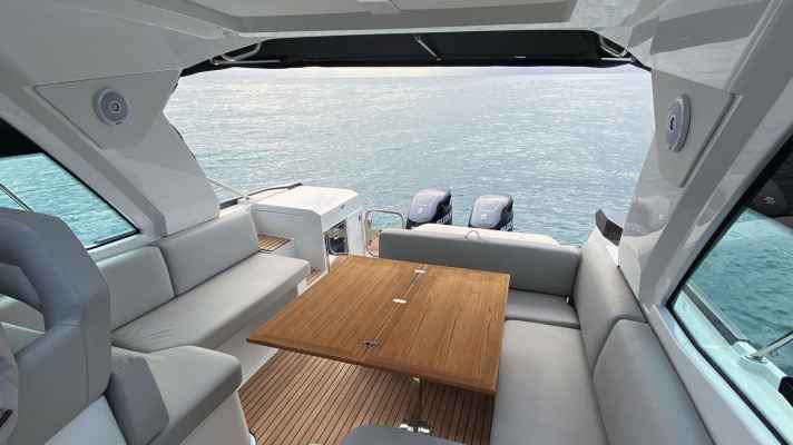 Life on the GT 36 takes place on deck. There is room for eight people around the table