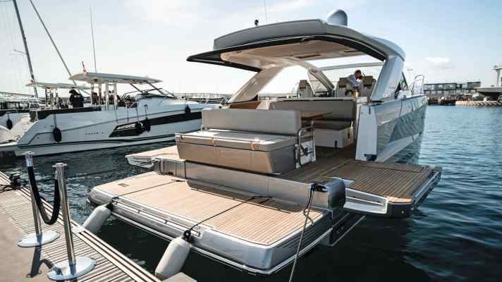 With its fold-out drop sides, the chic DB/43 is clearly on trend. The bathing platform with emergency step is available as a hydraulic version