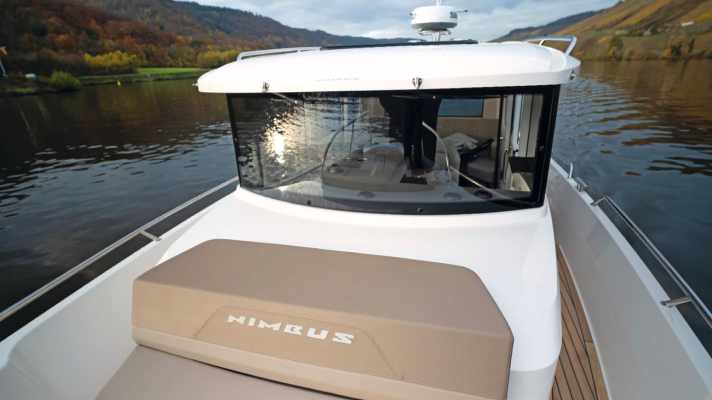 The deckhouse is well dimensioned, offers plenty of space and at the same time allows comfortable and wide side decks