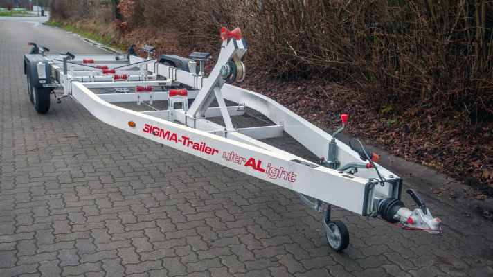 Ein klassischer Motorboottrailer aus Aluminium.