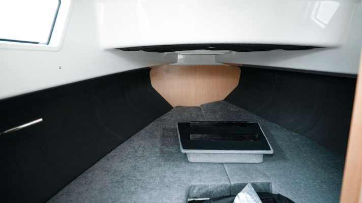 The cabin is no space miracle, but fulfils the requirements of a 9 m day cruiser. The escape hatch in the foredeck and side windows provide light and air