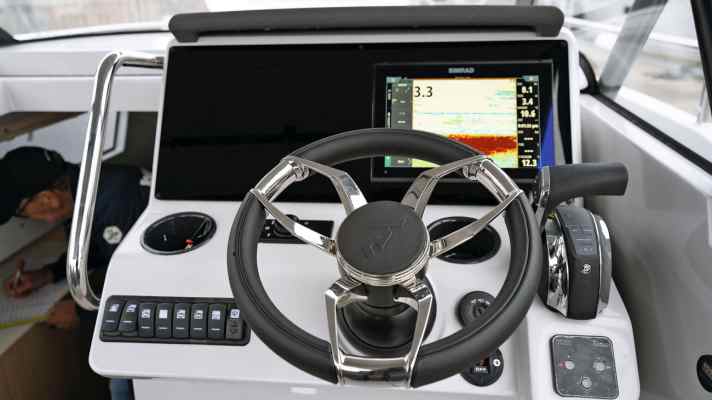 The controls such as the bow thruster, steering wheel and throttle and
plotter remote control are sensibly positioned and easy to operate