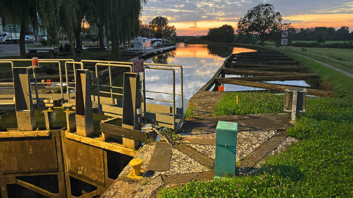 Waltenheim: Schleuse 44 nach Betriebsschluss am Abend
