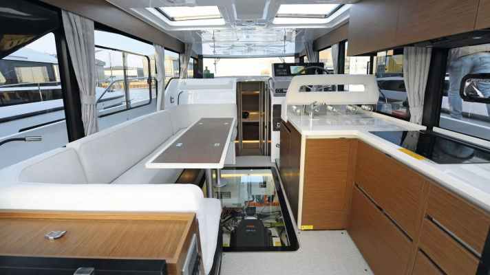 Our demonstration boat was specially equipped with a transparent boat for the trade fair in Düsseldorf 2022.
equipped with a transparent boat. As the trade fair was cancelled, dealers and the trade press were the first to view the new
first viewers of the new drive and the saloon area, driving position and cockpit