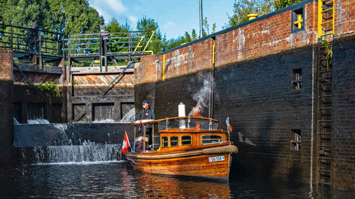 Waiting for the lock gate to open: "Penelopé" from Lake Zurich (left)