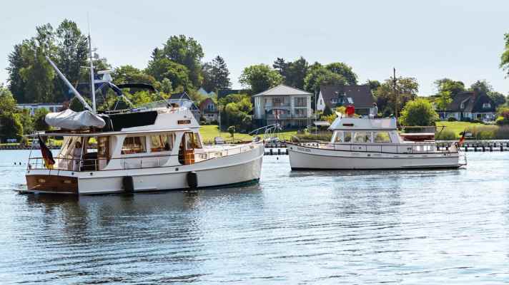 Gemeinsames Warten auf die Passage der Klappbrücke in Kappeln zu Beginn der Tour | r