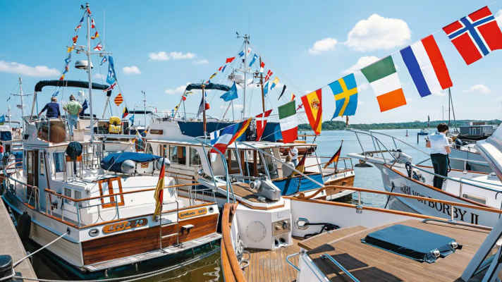 Flagged over the tops, the participants lie in the packet shortly after arriving in Schleswig's city harbour
