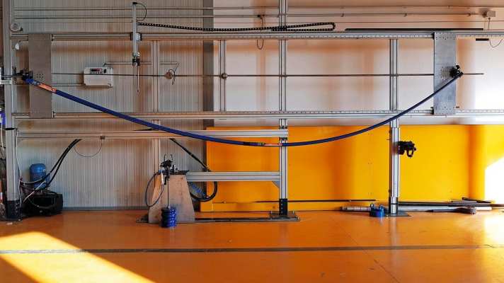 30 Kilo belasten den Mast in der Mitte. Gemessen wird die Biegung bei 1/4 und 3/4 der Mastlänge sowie genau in der Mitte. Bei Hardtop-Masten biegt sich der Mast im oberen Teil im Verhältnis weniger als bei der Biegelinie "Constant Curve".