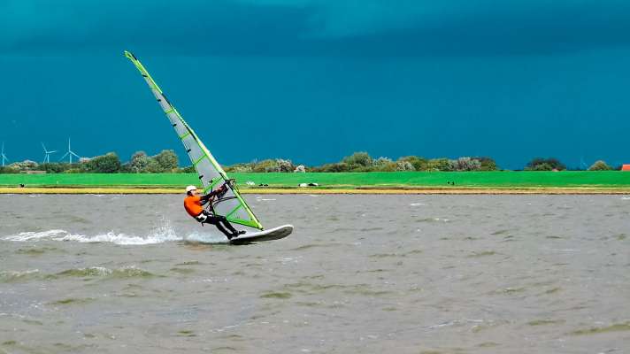 The Wesermünde Windsurfing Club is very active in racing ("Wurster Langschlag") and speed surfing and is a contact point for students in Bremerhaven.