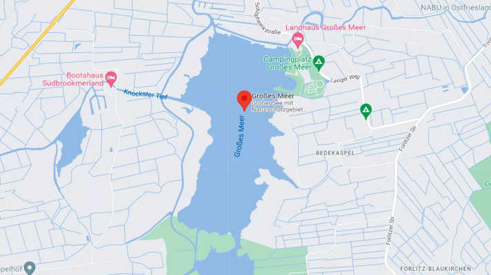 All entrances are in the north-east. The southern part of the lake is a nature reserve and therefore closed.