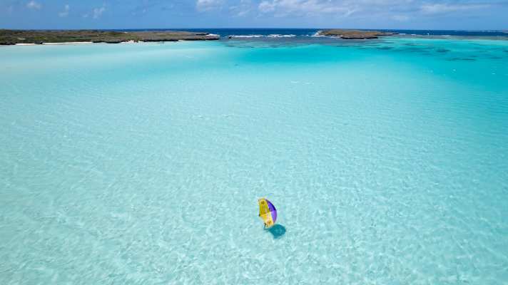 It should be clear why the lagoon is called Emerald Lake...