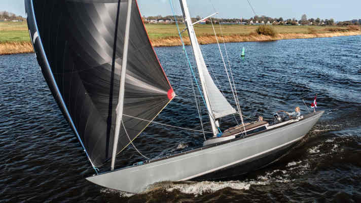 Eagle 46: Rumpflänge 14,26 m; Breite 3,03 m; Gewicht 7,5 t; ab 862.750 Euro.
