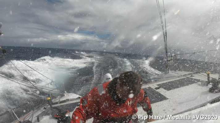   Die Härten der Vendée Globe hat sie bereits erfahren. Dennoch plant sie nun für Runde zwei, will wissen, was mit einem besseren Boot für sie drin ist